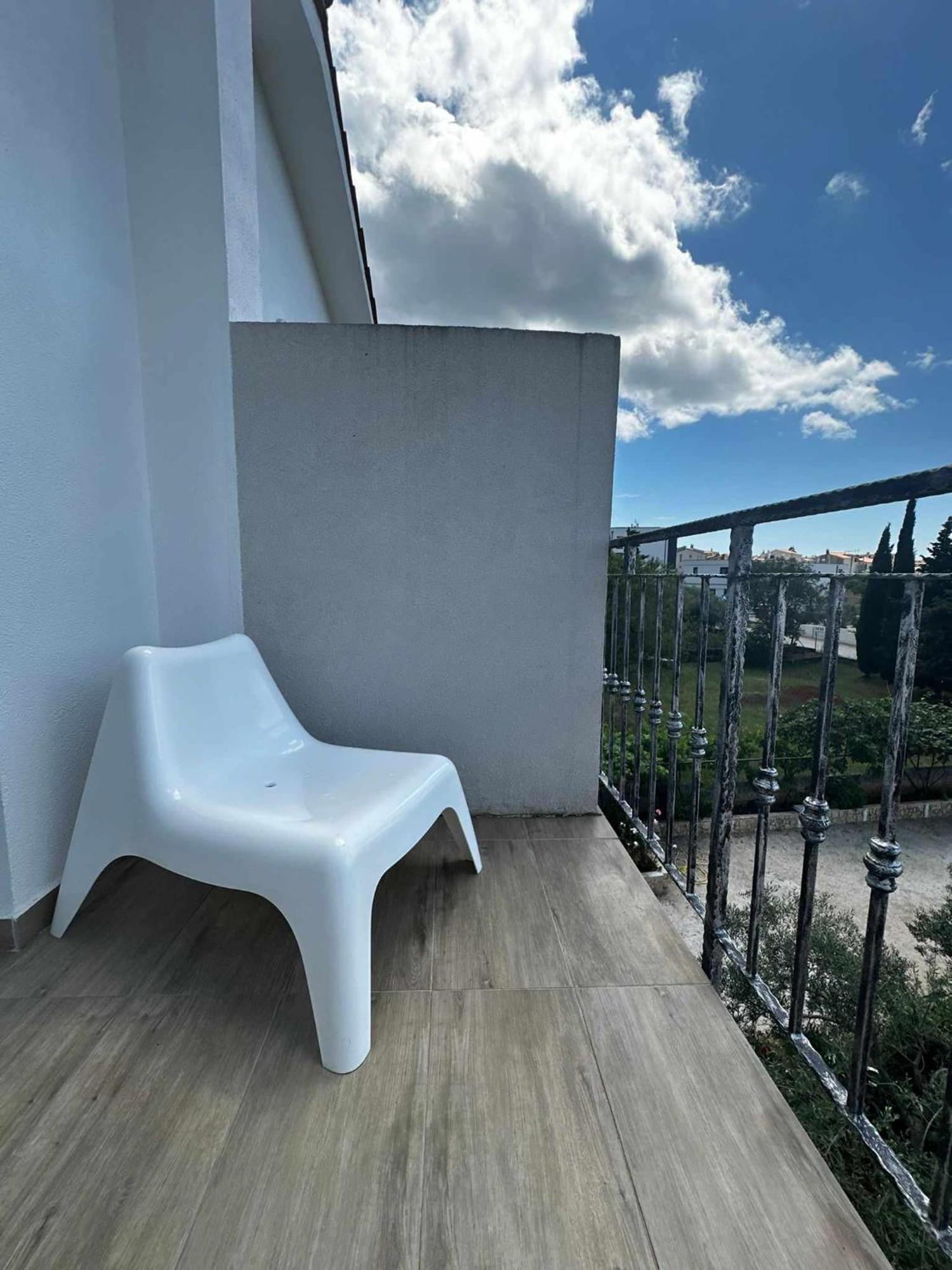 Three Lions Number 2 Apartment